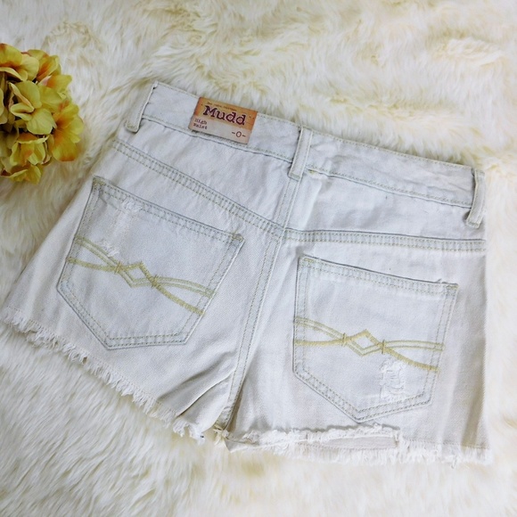 Mudd High Rise Destroyed Denim Jean Shorts Size 0 9 Off White Frayed Hem NWT - Picture 6 of 8